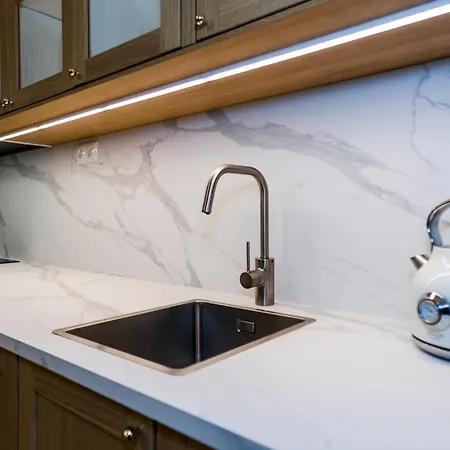 Spacious 2 Bedroom Apartment, 아파트 *