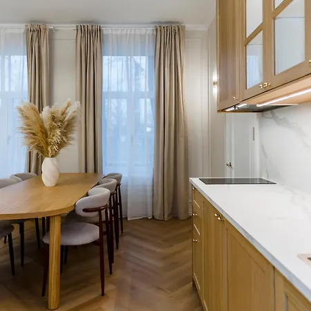 Spacious 2 Bedroom Apartment, 아파트 *